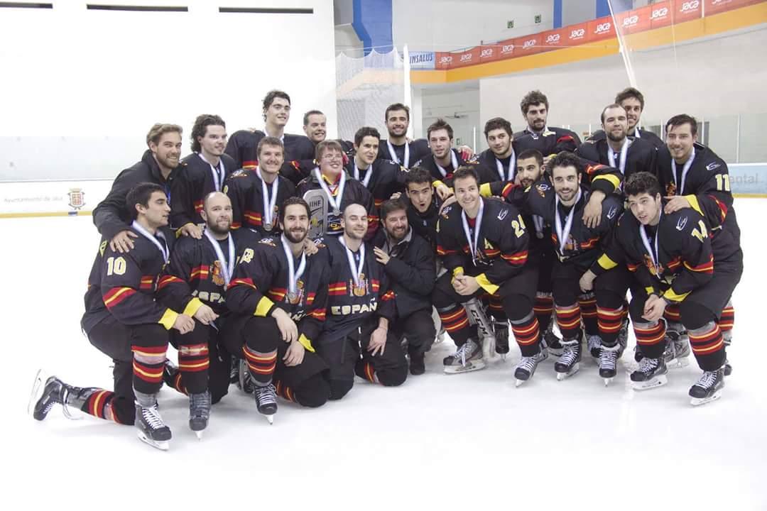 Sports_Program's tweet image. ..Al segundo capitán @Pablo_mu24 por darnos cobertura sobre su magnífico campeonato ¡Enhorabuena! #inefcbcnprog2n