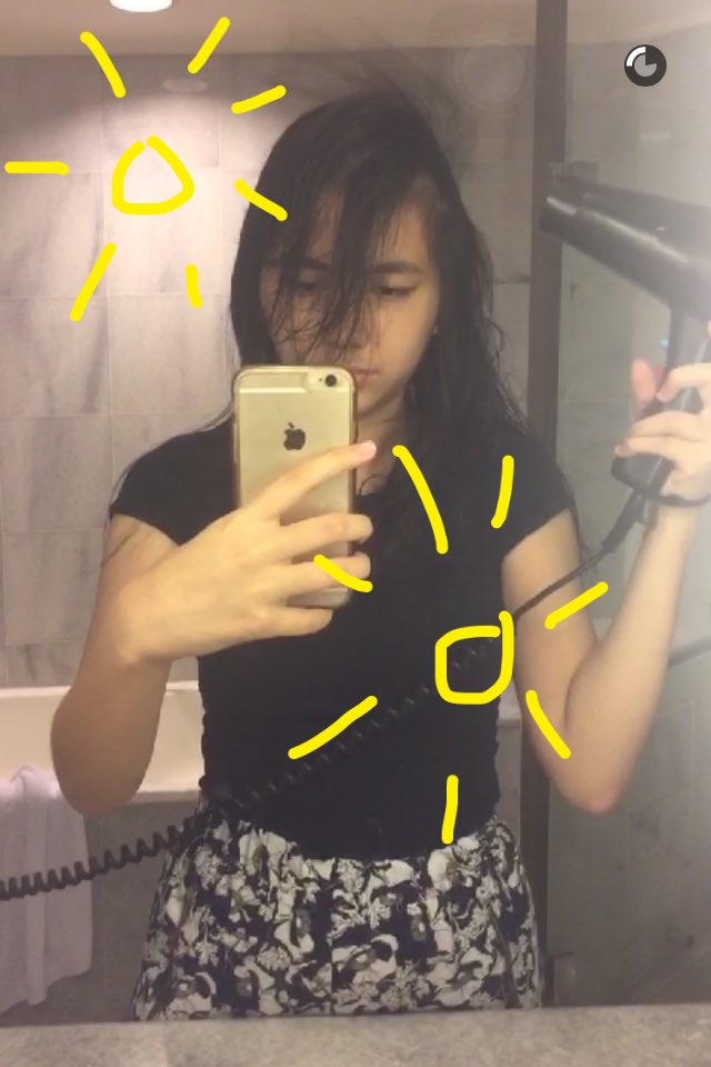 ShiversFanatic's tweet photo. #AshillaPhoto ngeringin rambut sambil update snapchat, mukanya serius amat - ashillazhrtiara on snapchat https://t.co/BkdORO1fXD