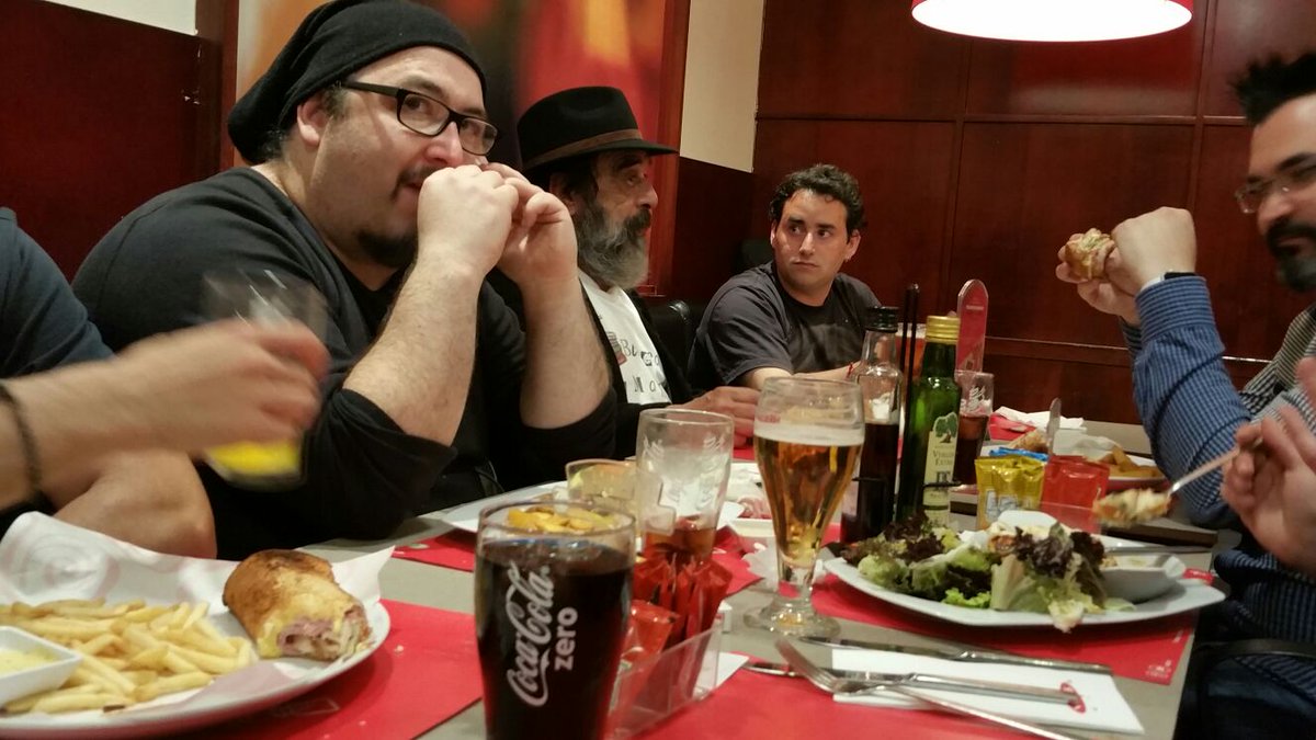 TrenadoVictor's tweet photo. Muchas gracias @DaniDaOrtiz y @PacoRodas por esa gran cena del viernes. Fue todo un honor!! @cimahemagia https://t.co/SBImQWPcp6