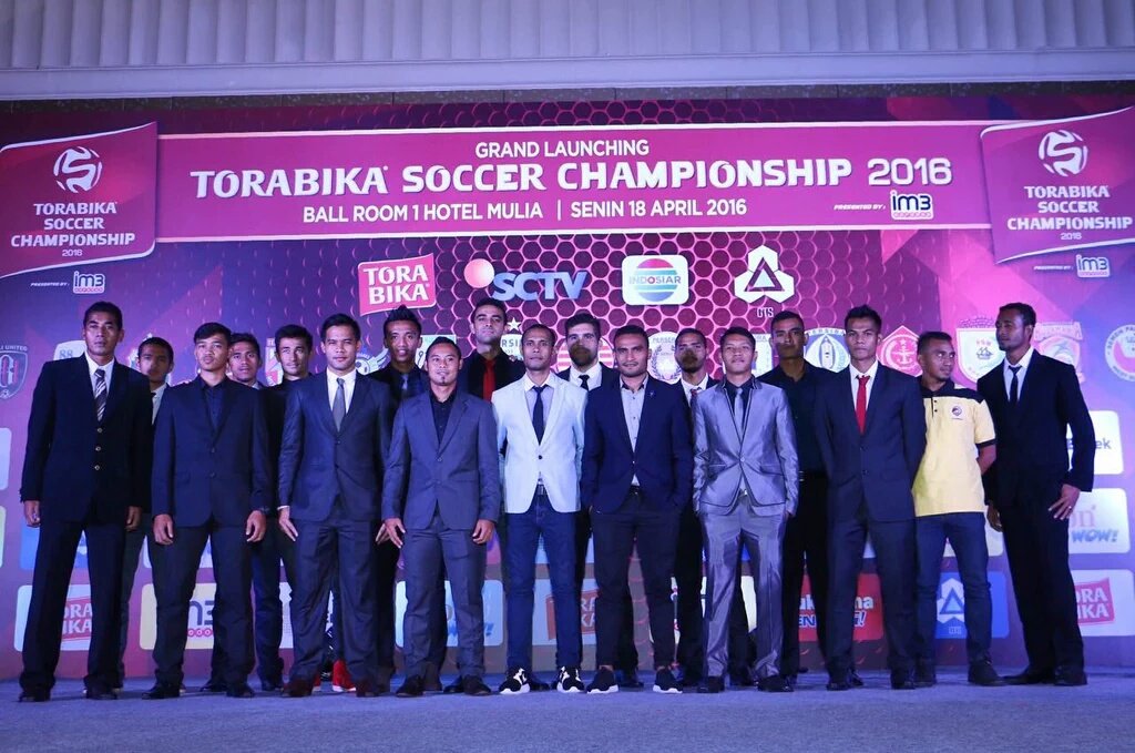 Padahal di undangan, disuruh pakek kemeja,berdasi dan berjas. Firman Utina tampil beda 😁😁😁