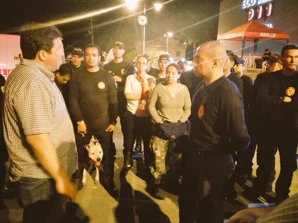 Equipo de <a href="/BomberosBogota/">Bomberos Oficiales de Bogotá</a> #USAR arribaron a #Portoviejo y realizarán labores de búsqueda #SismoEcuador