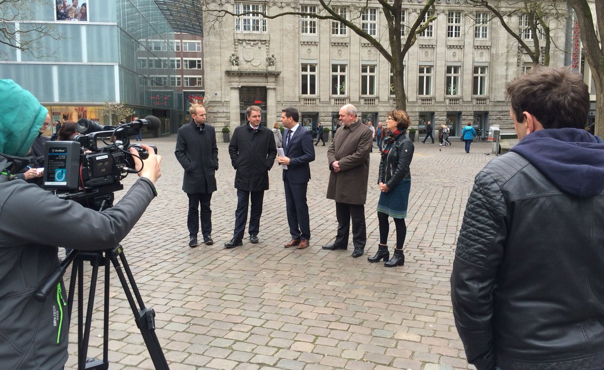 Die #VWG bekommt 10 neue Erdgasbusse. Minister <a href="/OlafLies/">Minister Olaf Lies</a> hat heute den Förderbescheid übergeben.