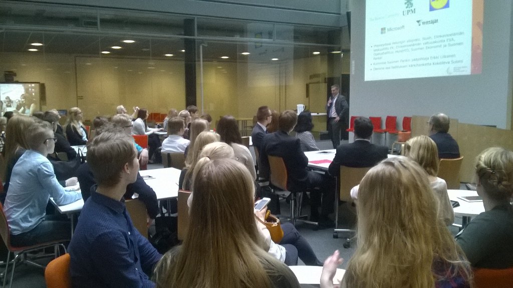 Yrityselämän nuoret sukupolvet julkkaritilaisuus on täyttänyt torin nohevilla lukiolaisilla. @bisnesosaajat