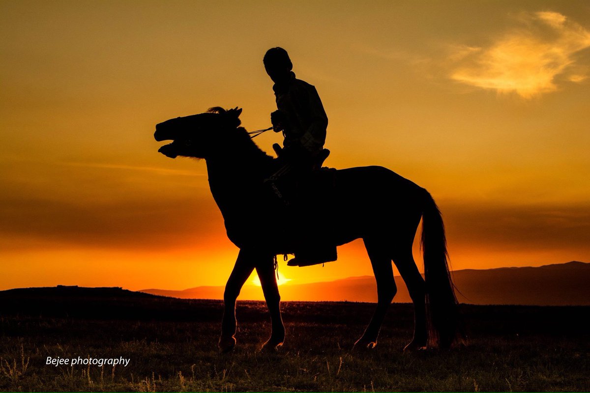 Шингэх нарны туяагаар
Шивээн толгойн сүүдрээр ...
.
Зургийг: Бэжээ