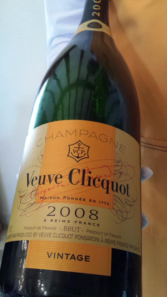 ChampagneGuruUK's tweet image. #DifferentFormats @VeuveClicquotUK  white &apos;08 showed best in #magnum but  drink 75cl with its developed texture now