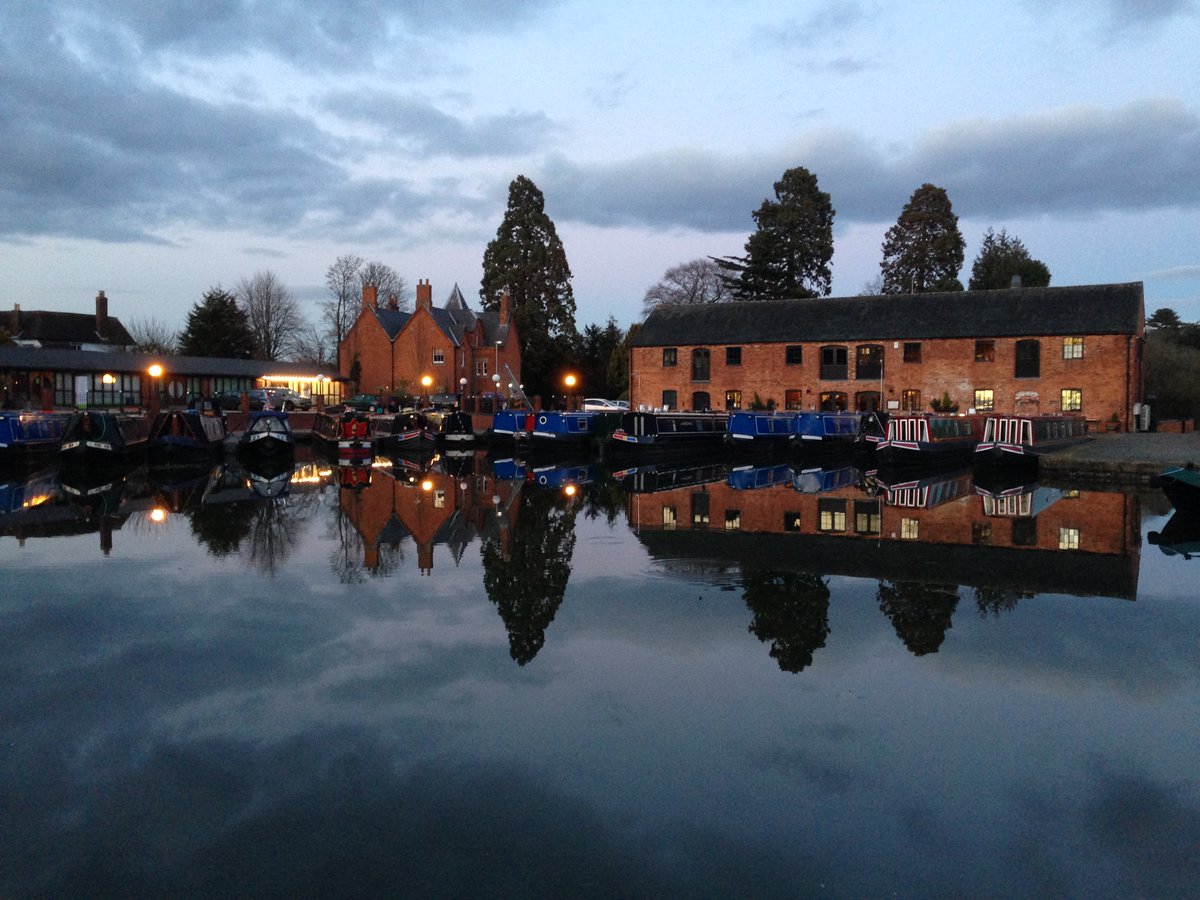 √ Canal Waterfront Market Harborough