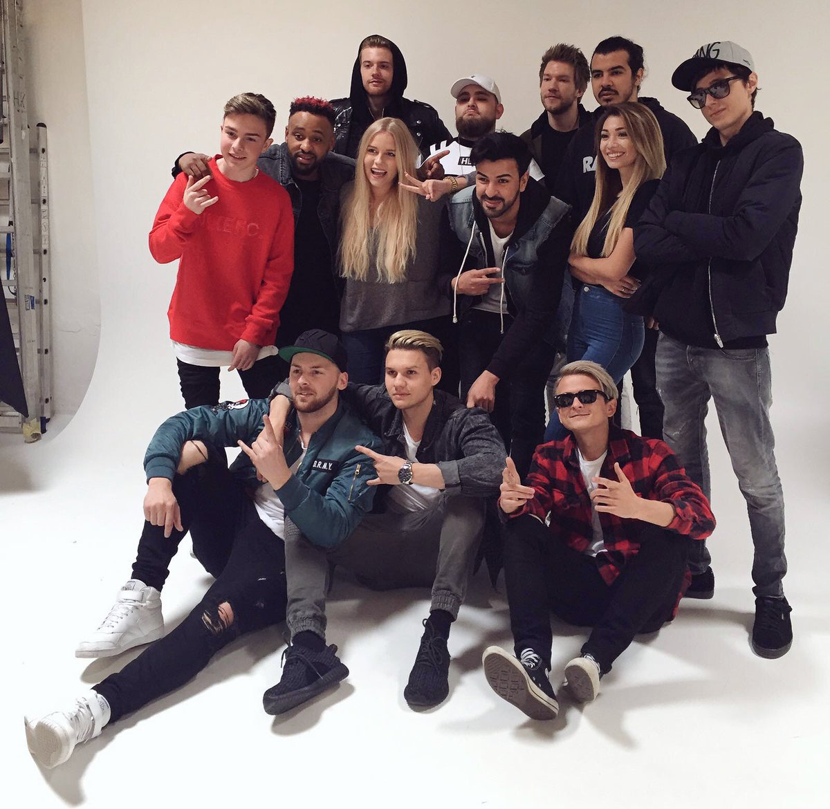 PaolaMariaONE's tweet photo. GangTour 2.0 #zweipunktnull 

(@MelinaSophie @ApoRed_ @SimonDesue @LeonMachere @JoonyKim91 sind auch mit am Start☺️) https://t.co/Z2evGhKITP