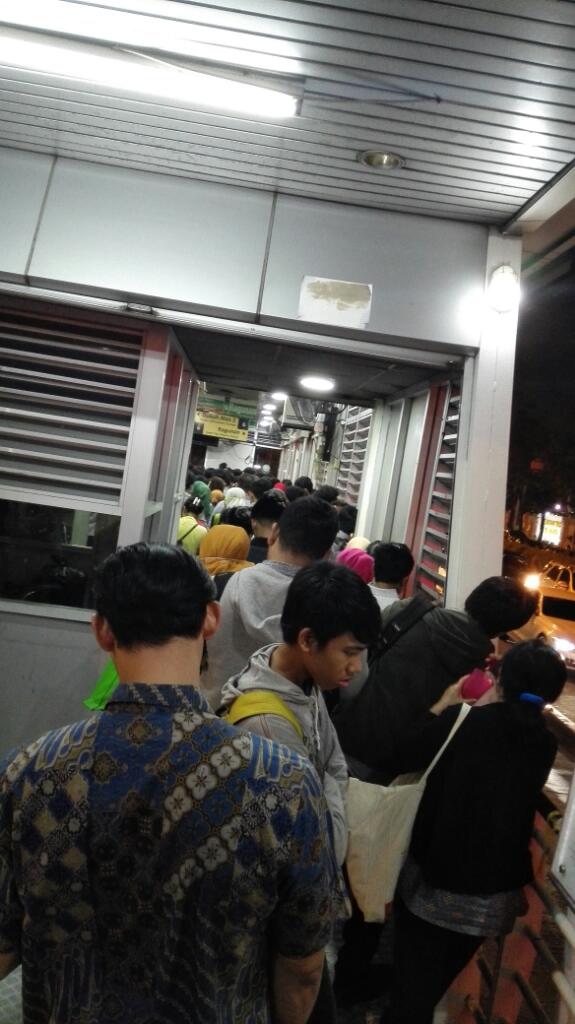 Nyampe Rmh jam brp nih klo antrinya kyk gini <a href="/PT_TransJakarta/">Transportasi Jakarta</a>