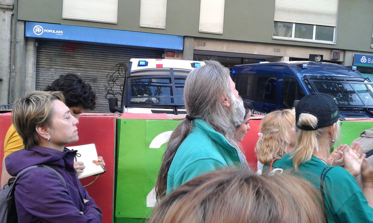 bcnencomu's tweet photo. Milers de persones pel dret a habitatge. Parlen casos concrets que mostren necessitat de la Llei 24/2015 #LaPAHalPP https://t.co/HajvPomcVb