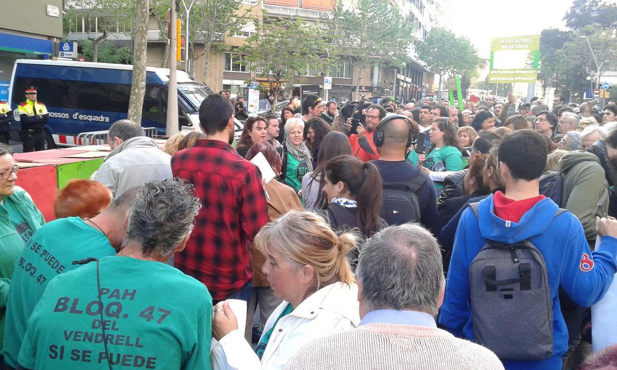 bcnencomu's tweet photo. Milers de persones pel dret a habitatge. Parlen casos concrets que mostren necessitat de la Llei 24/2015 #LaPAHalPP https://t.co/HajvPomcVb