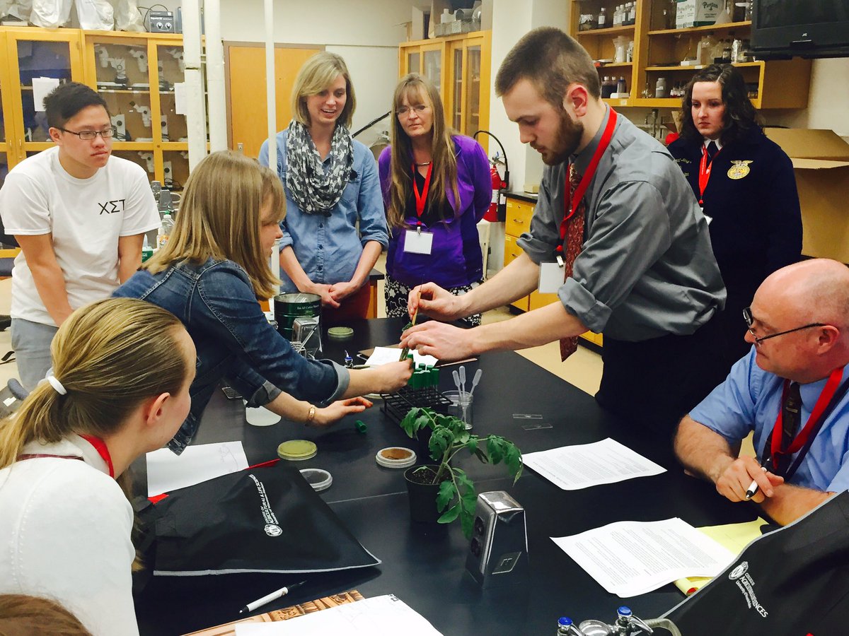 Gettin our plant pathology on today at the #Wisconsin Youth Institute! #thenextnorm 🌱🌾🌿🔬🙌🏼