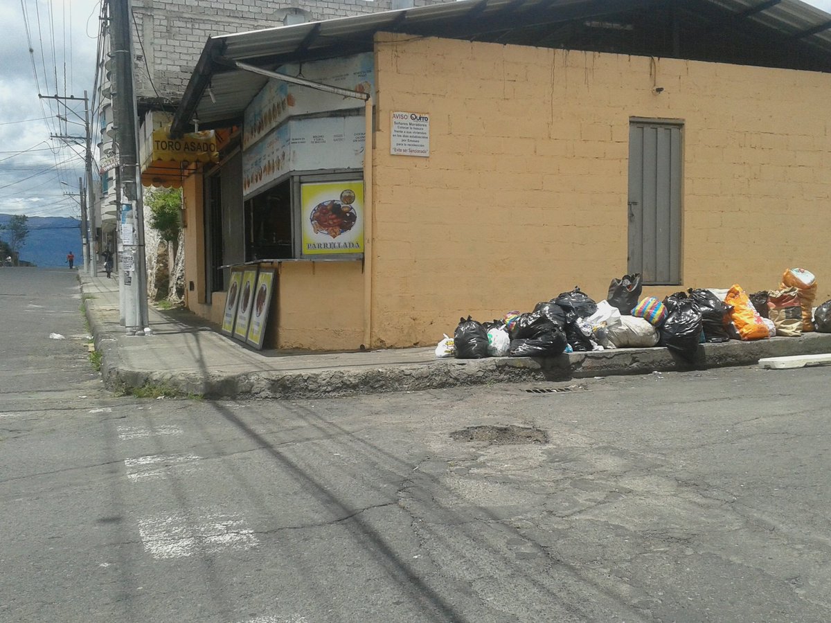 ConocotoExige's tweet photo. Conocoto convertido en basurero, exigimos control sanitario sector comidas típicas  @MunicipioQuito @pilasmauri https://t.co/JDQ4WYD3hZ