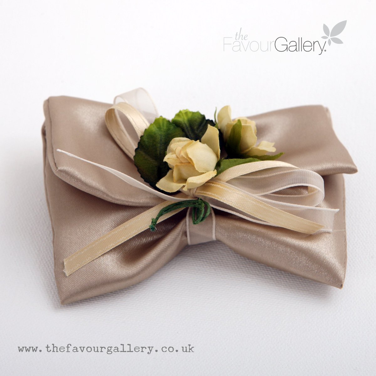 favourgallery's tweet photo. #vintage #wedding? You can't get more exquisite than our sumptuous satin #favours. #wedding https://t.co/DcHSH4QgrU https://t.co/AjfojeaLDk