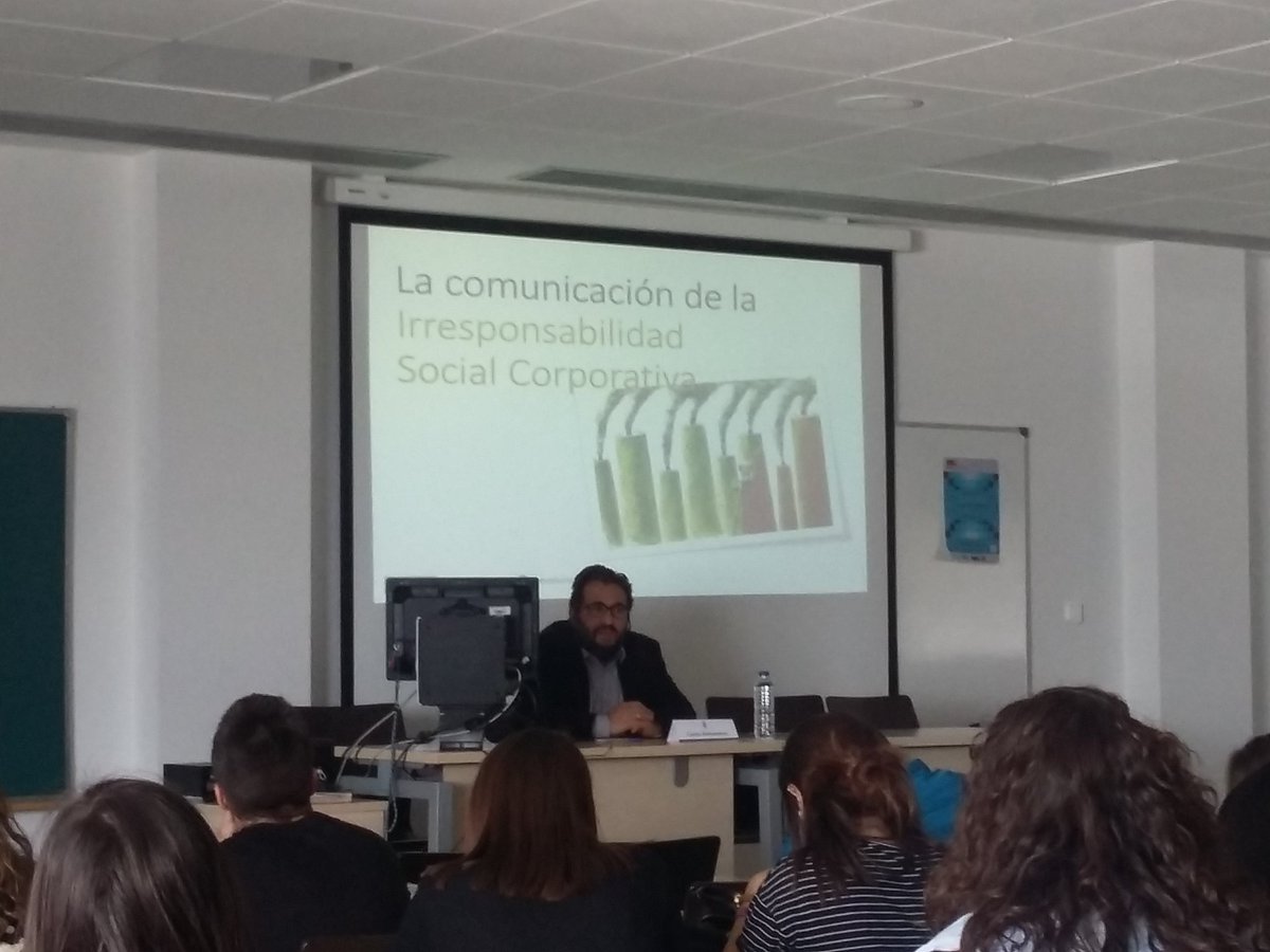 albaaBg's tweet photo. Comienza la ponencia de Carlos Ballesteros"La comunicación de la irresponsabilidad social corporativa" #3DircomUCLM https://t.co/4nhJdL9arZ