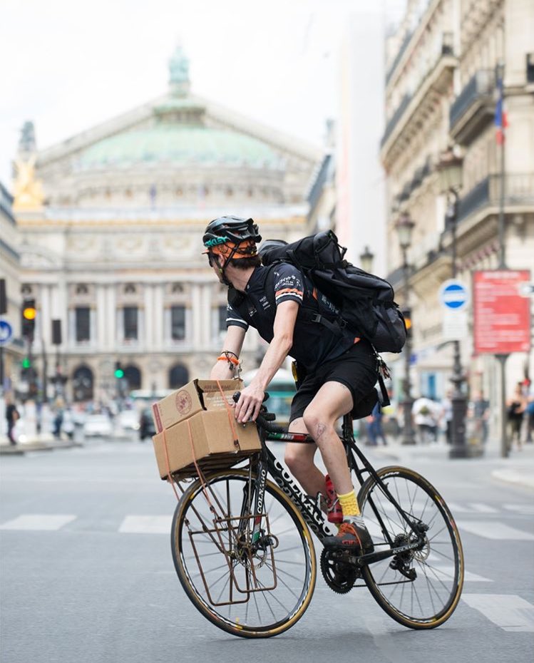 Zmirov's tweet photo. Moins cher qu'un Colissimo et plus rapide qu'un Chronopost, découvrez le service @COURIIER ! 🚴🏼 #couriier #paris https://t.co/4yHHhzx3kh