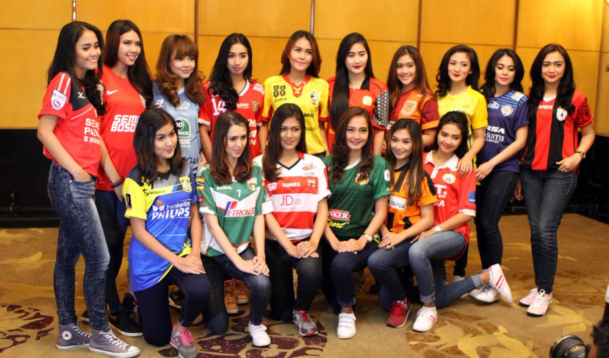 AremafcOfficial's tweet photo. Sesi perkenalan jersey tim Arema pada launching ISC 2016 hari ini #aremaforISC2016 https://t.co/8JWLOCCzUs