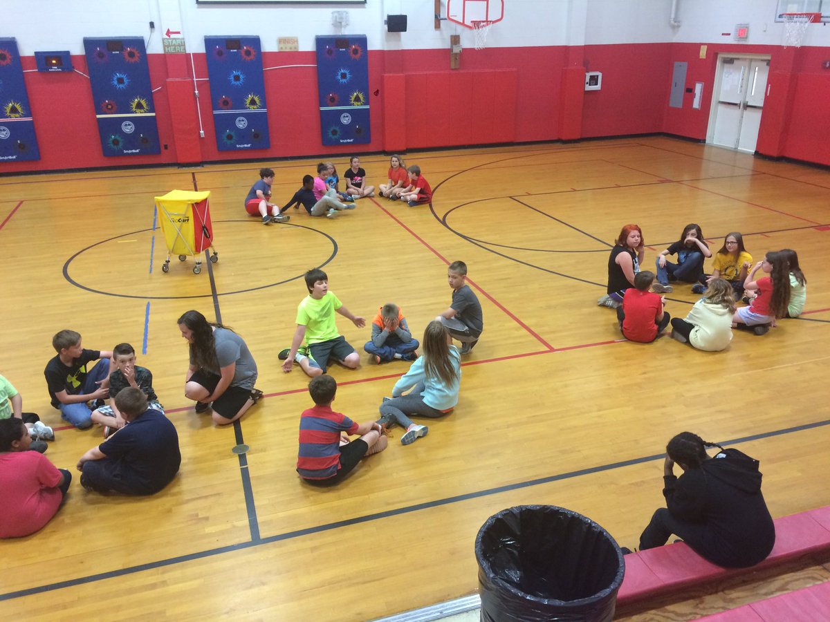 BeckmanRandy's tweet photo. Morning collaboration followed by SmArt Ball for 5th grade P.E. What a good way to start of the week @easd13 https://t.co/Ph8ESz5VLo