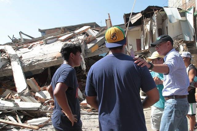 Registradas 304 réplicas tras el terremoto de 7,8 grados en Ecuador mirandablancoynegro.com.ve/2016/04/18/reg…