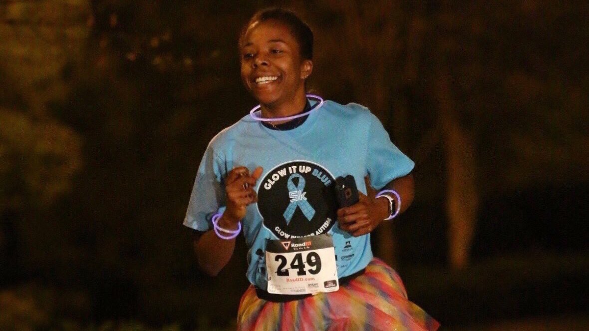drkathrynhale's tweet image. My favorite pic from this weekend 🏃🏾🏃🏾#glowitup #autism #fitdocs #plantpowereddocs 📷:True Speed Photo