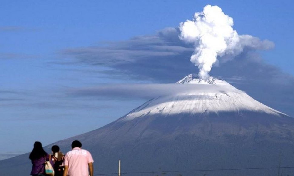 Alerta amarilla por explosiones del volcán Popocatépetl en México mirandablancoynegro.com.ve/2016/04/18/ale…