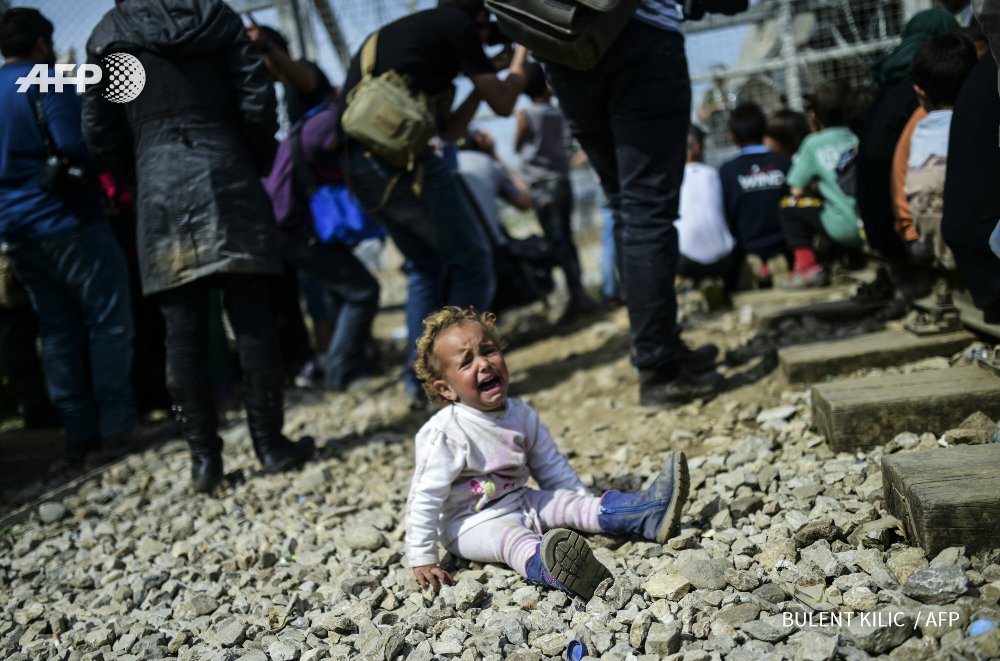 AFPphoto's tweet photo. Losing their minds at Greek-Macedonian border near Idomeni by AFP's photographer @Kilicbil https://t.co/WubJRTW2ac https://t.co/HUqipQFQ8X