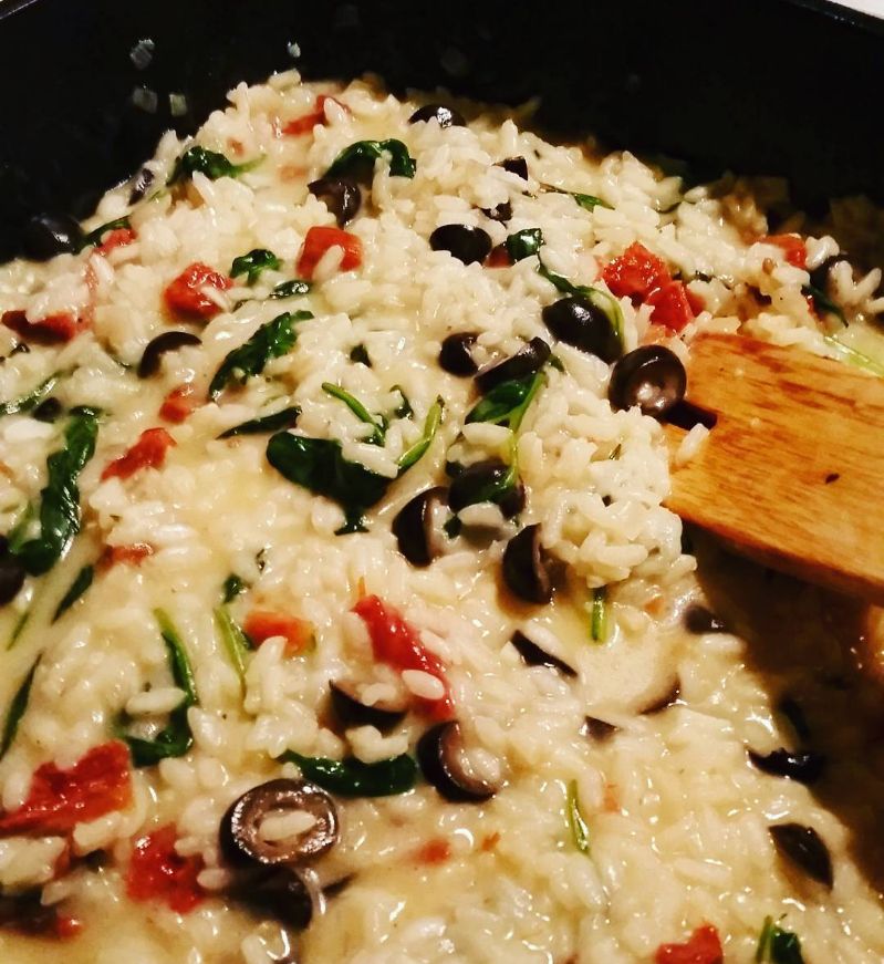 sandrabombos's tweet photo. #rizotto #spinach #sundriedtomatoes #olives #parmesan #whitewine #butter https://t.co/ZsvmcM7kjx