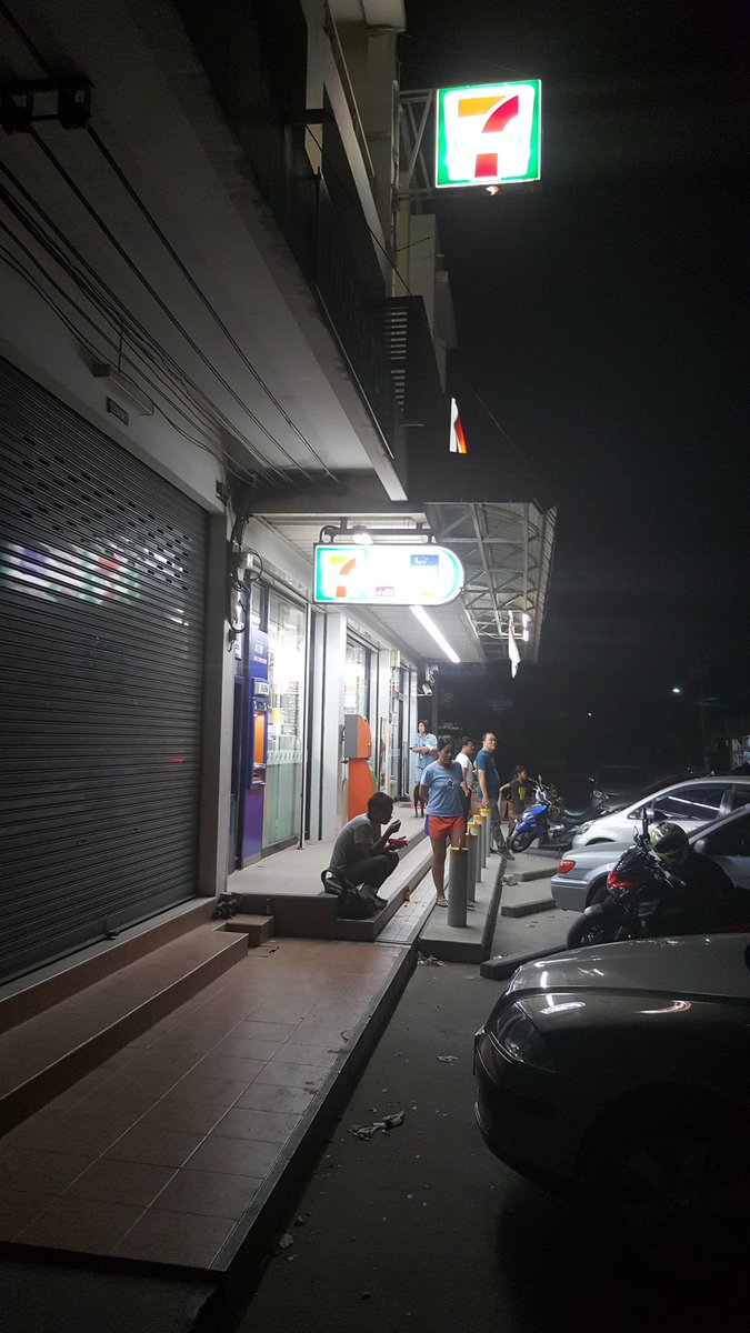 iwhale's tweet image. สี่ทุ่ม เซเว่นหน้าหมู่บ้านมีคนมายืนรอเยอะ น้องในร้านบอกว่า รอรถไอติมกูลิโกะ กำลังจะมาส่ง