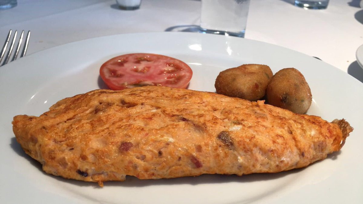 LaConsula15's tweet photo. Tortilla de bacon, cebolla y tomate con croquetas de mejillones y mahonesa https://t.co/JfRHHEwaHL