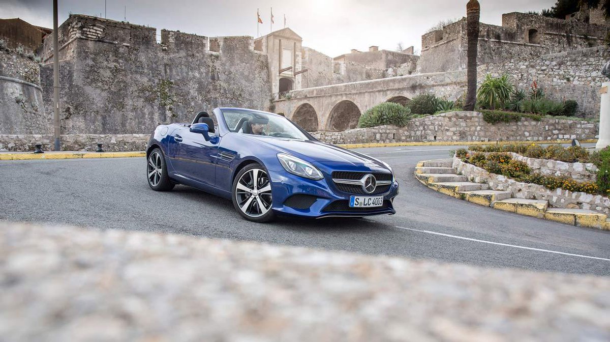 Autorevue_Tweet's tweet photo. Neuer Name, weniger Zylinder, große Beliebtheit #Mercedes #SLC #Cabrio #Roadster #Autos2016 https://t.co/ieVz2vYHv7 https://t.co/rSmL8z7Mls