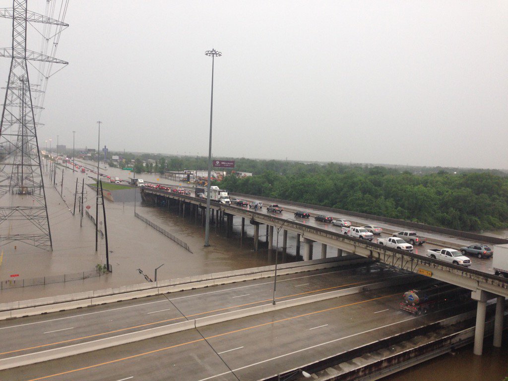 They're turning traffic back on Beltway 8 near Hardy Toll Road. #houstonflood #khou11 #KHOUweather