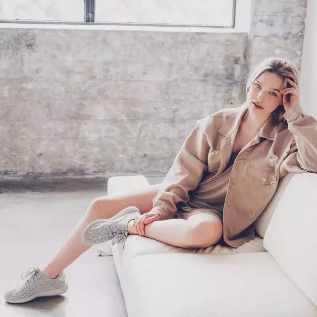 yeezyboost350us's tweet photo. Every beautiful gril should won a pair of #yeezyboost350.  #yeezy https://t.co/vMhG3B6rNK