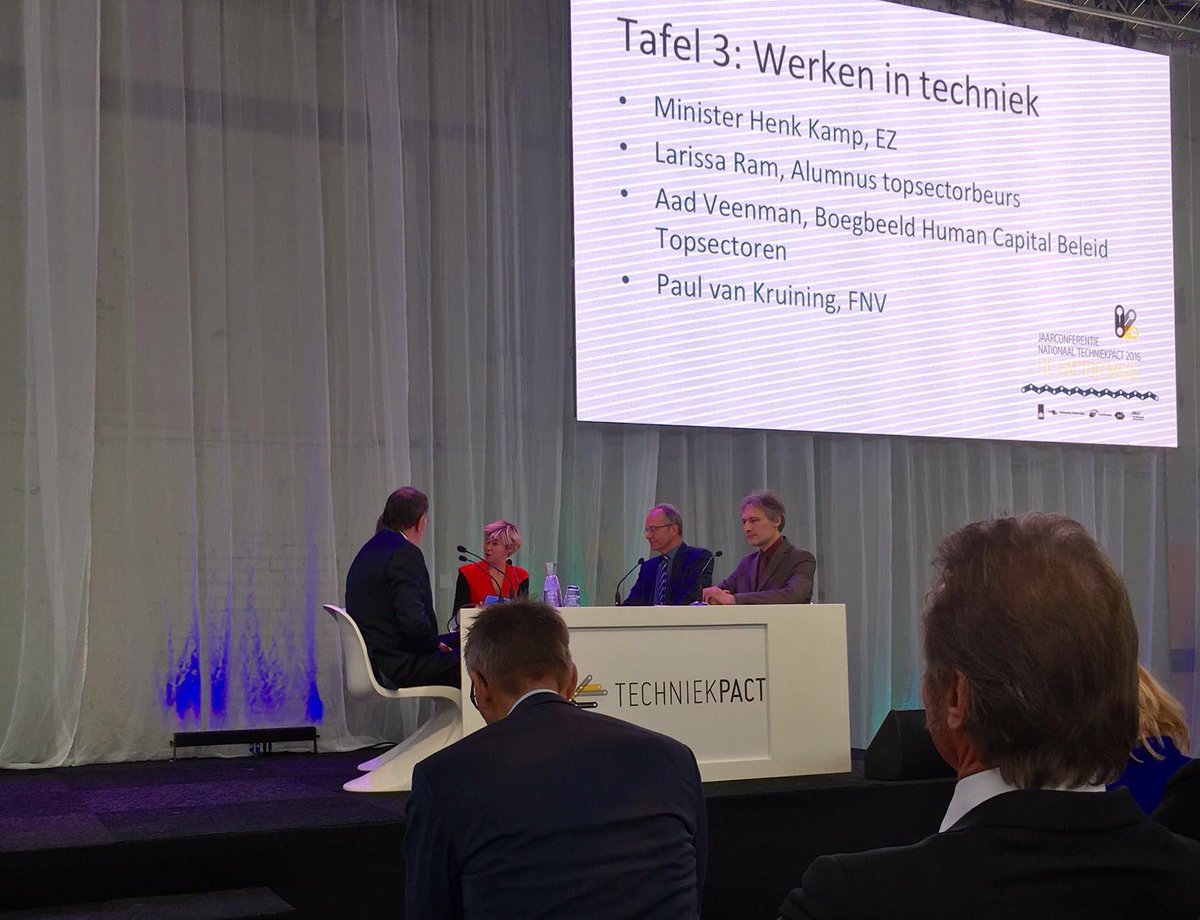 Ministerie_EZK's tweet photo. Kamp: 'Techniek draait om een leven lang leren. Dat moet je samen met bedrijven en scholen doen.' #Techniekpact https://t.co/dx4mIIl2c4