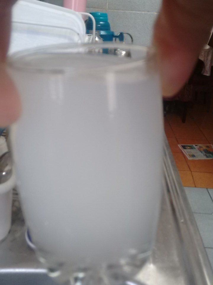 noteintersa's tweet image. Si se supone que @aguas_andinas normalizó su producción de agua, es normal que salga así?