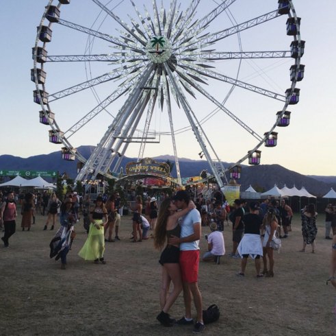 PerfectsPics's tweet photo. Moi, célibataire, ds mn lit à rien foutre en jogging...
Eux, en couple, heureux, à Coachella..

Dépression bonjour ! https://t.co/luFwfEhBiU