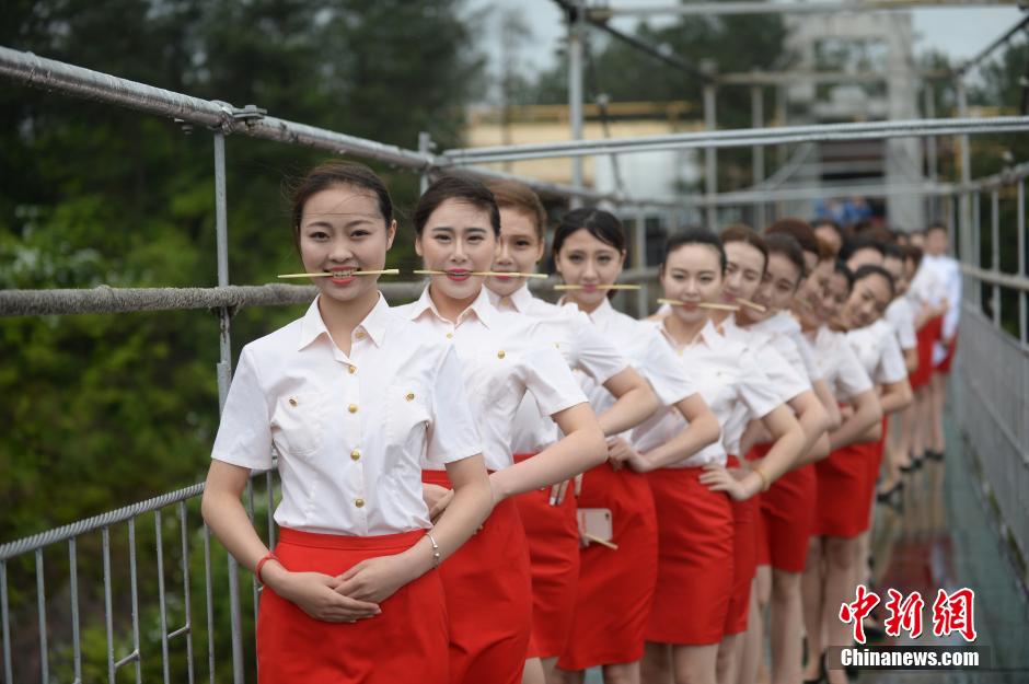 Flight attendants' etiquette training on all-glass suspension bridge in C #China en.people.cn/n3/2016/0418/c…
