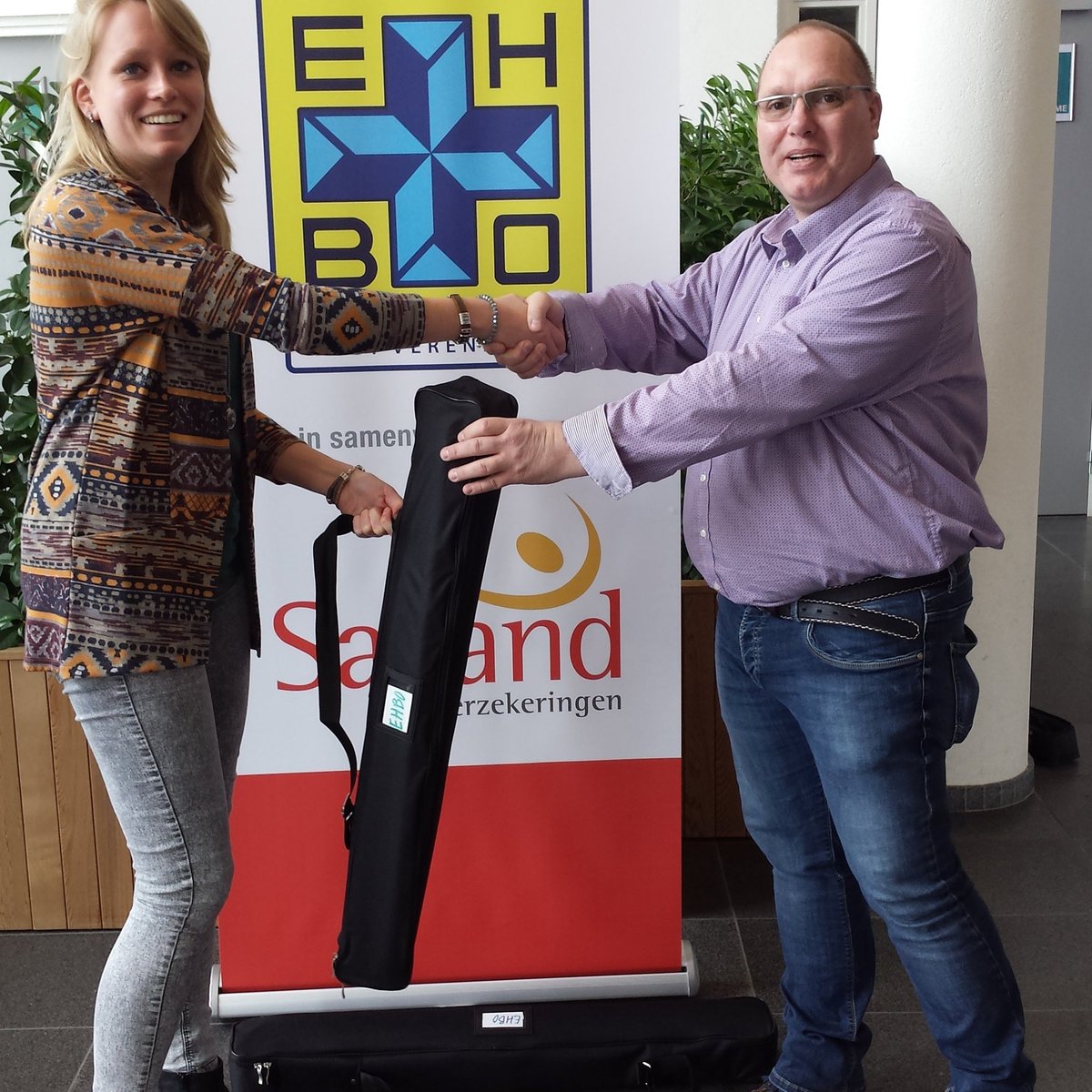 mirjan73's tweet image. Sallandzorgverzekering overhandigt aan EHBO vereniging Deventer 3 banners met het gezamenlijke logo #ehbodeventer