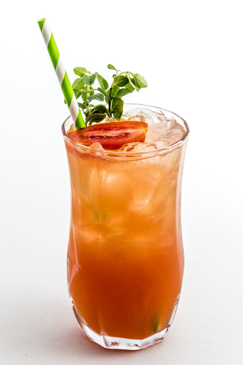Campari, Cinzano Bianco, syrup simple, tomate cherry, rodaja de naranja, lima y orégano. #EnMiJardín por <a href="/damutante/">damutante*</a>