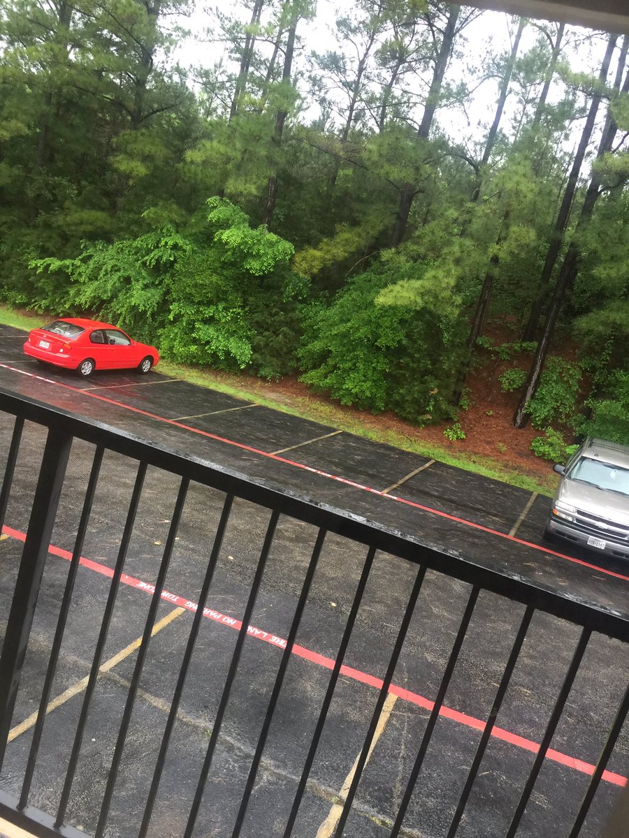 yamsg_'s tweet photo. #PrayForNac well it's not flooding but it be boring af https://t.co/AgNMwjRuJE