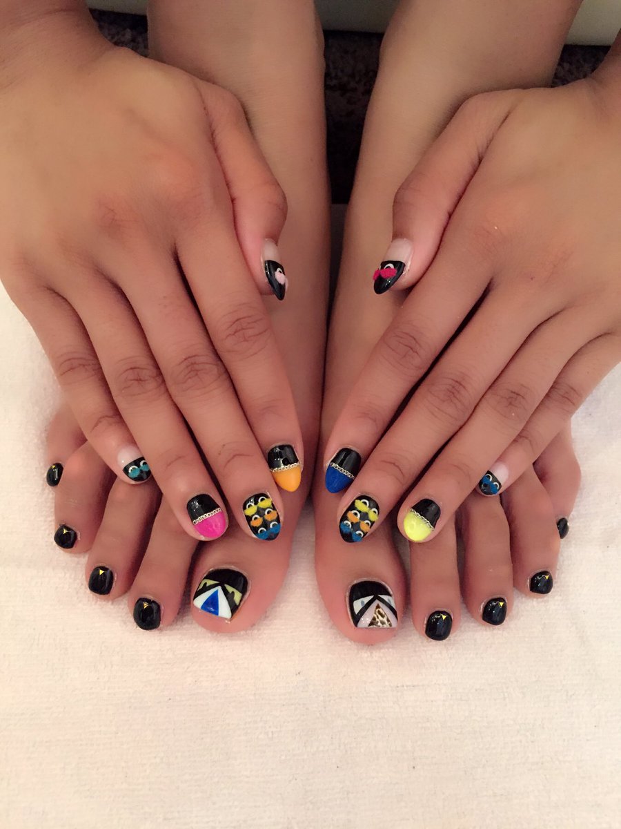 愛花ジャスミン じゃーん 完成したネイルはこちら Soberのpvでジヨンくんが着てるfendiのニットがモチーフ ネイル Fendiネイル ジヨン Sober モンスターネイル