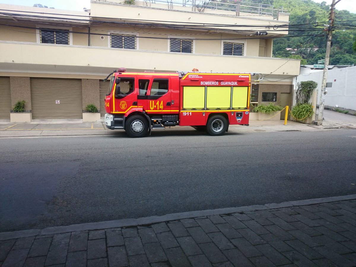 Técnicos de CBG y SNGR evalúan Pte. de la Av.Carlos J. Arosemena altura Colegio 28 de Mayo y NO representa peligro.