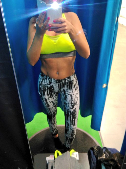 Coucou mes ch&eacute;ris !! J'h&eacute;site entre celui-ci... Num&eacute;ro 1 gris et Num&eacute;ro 2 noir et blanc.. 😮 #Ind&eacute;cise<a href="/tag/fitness"class="tags"><span>#fitness</span></a><a href="/tag/help"class="tags"><span>#help</span></a><a href="/tag/ind%C3%A9cise"class="tags"><span>#ind&eacute;cise</span></a>