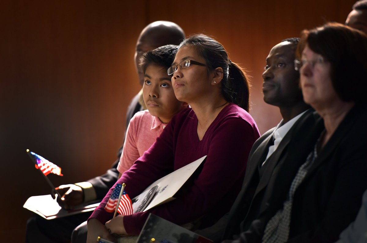 multco's tweet photo. US citizens from 28 countries were sworn in at a naturalization ceremony @ @MultcoLib on Fri https://t.co/MbP3Gaq810 https://t.co/IQHYZ2laJ8
