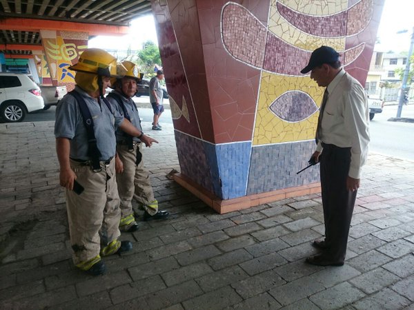 eluniversocom's tweet photo. Los @BomberosGYE y @Riesgos_Ec evalúan puente de Carlos J. Arosemena (28 de Mayo). No hay peligro. Vía @ATMGuayaquil https://t.co/GDAZKJQbB2