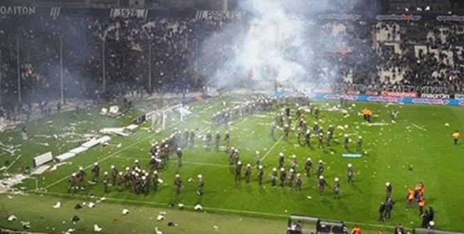 lequipe's tweet image. Un séminaire d'arbitres attaqué à Athènes bit.ly/1S6yOf5