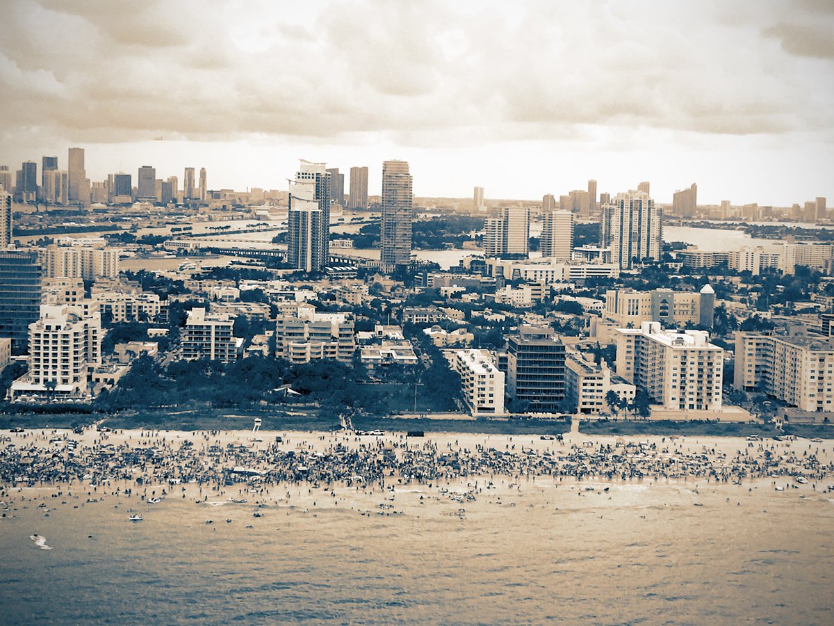 AnthDigiMedia's tweet photo. #aerialphotography #floatopia #floatopia2016 #floatopiamiami #miami #miamibeach #florida #ocean #beach #photography https://t.co/6rZzZvqXEF
