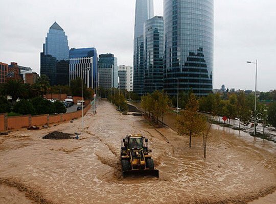 Le immagini dell'alluvione a Santiago del Cile Foto Video