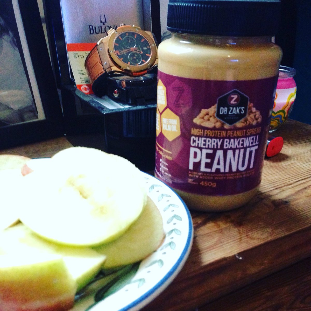 MikeMotivateMe's tweet photo. Healthy snack :-). #apples #peanutbutter #bakewell #protein #pic #happy #gym #food #fitness #fitspo @MuscleFoodUK https://t.co/US2UrcWDcA
