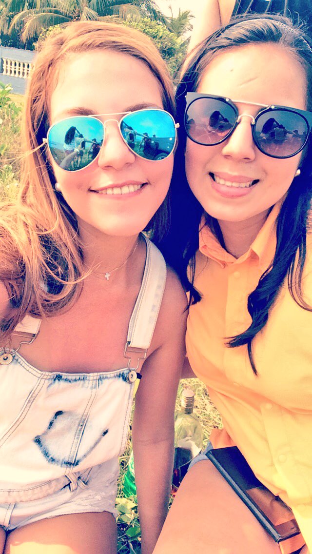CPlesage's tweet photo. Sunday getaway 🌊💘👯‼️ @VaneM19 @marcelazacapa @BlancaMart @Espinal16 https://t.co/7gFyFe7i74