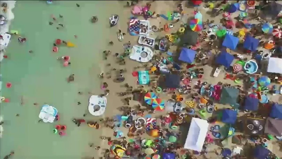 Cleanup continues 2 days after the end of Saturday's #Floatopia event on South Beach bit.ly/1VefO0H?utm_me… https://t.co/M9SWc2ZtoK