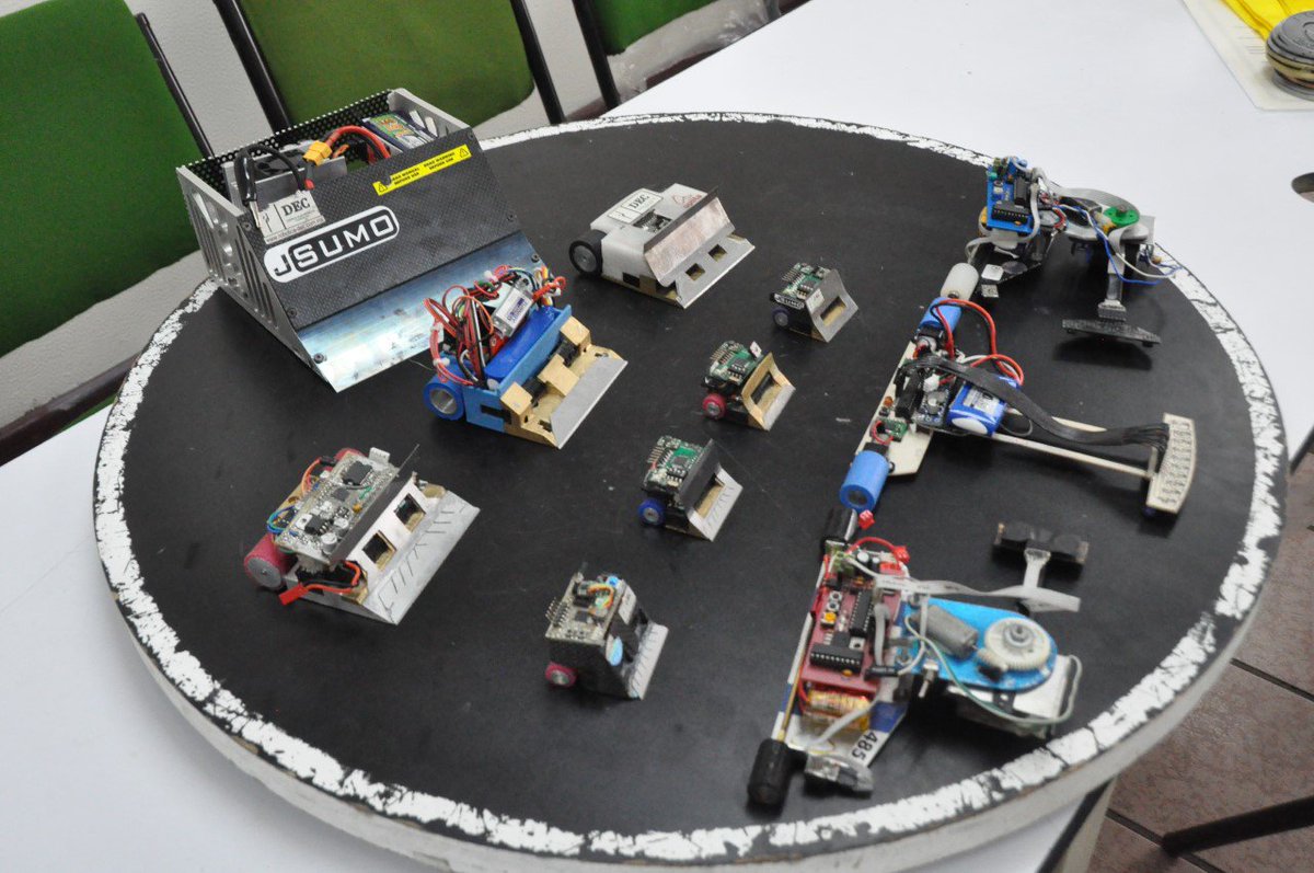 889Noticias's tweet photo. 4 preseas de #Oro, 7 #Plata y 2 #Bronce para politécnicos en #Robogames2016; enfrentaron más de 35 países: @IPN_MX https://t.co/H2rs2WTwQY